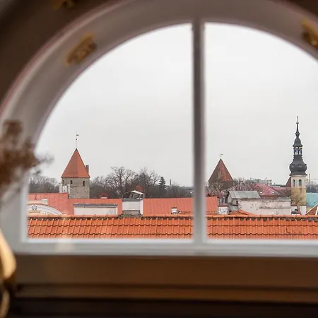 Airhome - Raekoja Plats Tallin